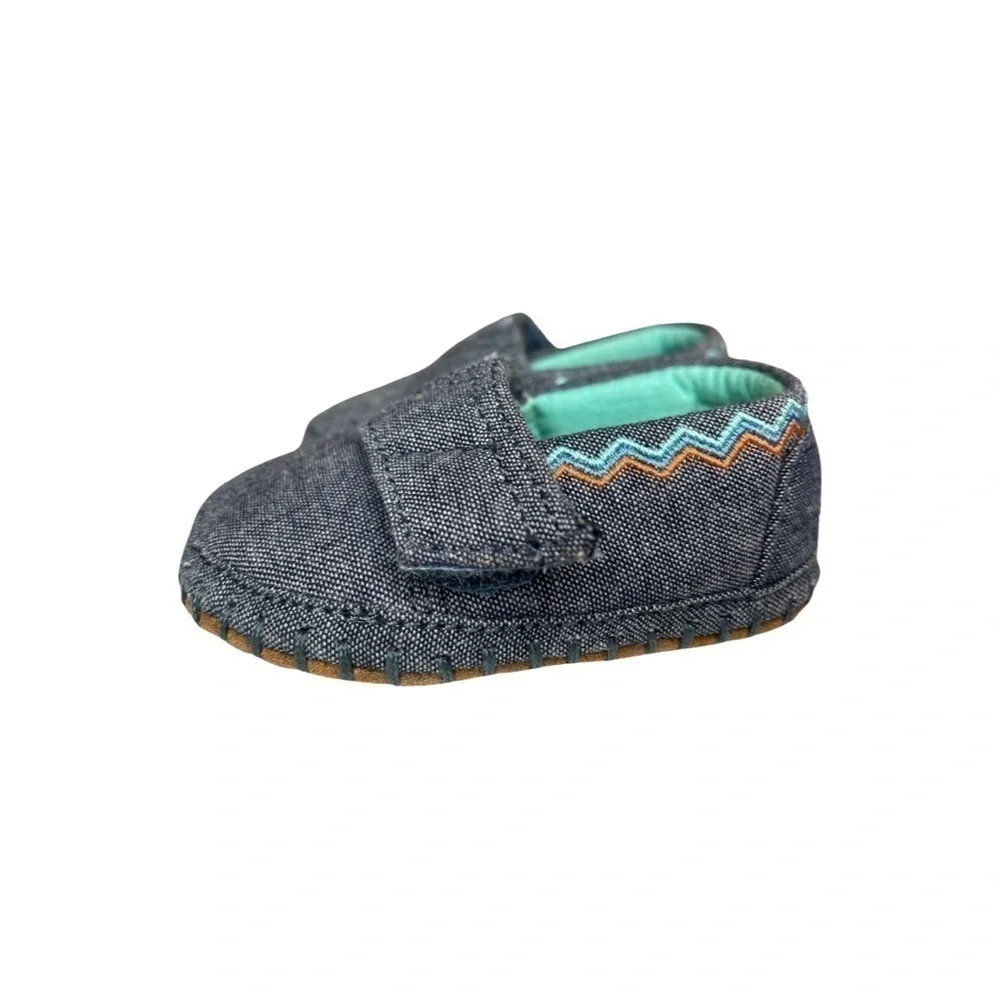 TOMS Blue Chambray Embroidered Baby Moccasins – Size 2 Toddler/Infant